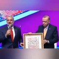 Cumhurbaşkanı Erdoğan'a, partisinin İstanbul İl Başkanı tarafından 2023 seçimlerinin kazanıldığını ileri süren kurgu gazete hediye edildi