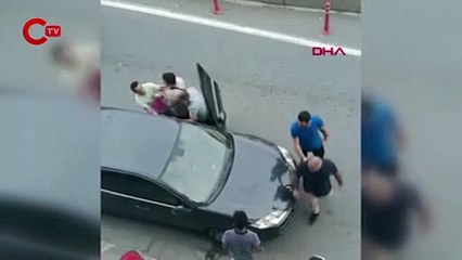 Aracını park eden polisi 'burası bizim yerimiz' diyerek darbettiler