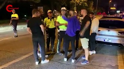 Kadıköy’de trafik denetimi: ceza yiyip otomobil önünde poz verdiler