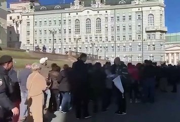 Gorbaçov'a veda etmek için binlerce kişi sıraya girdi