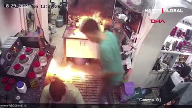 Lavaboya dökülen aseton parladı, çalışanın elindeki aseton şişesi tutuştu