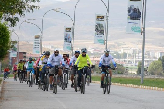 Van haberi: İranlı doğaseverler bisiklet turu ile Van Gölü'nün güzelliklerine dikkati çekiyor