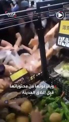 مقطع يوثق هجوم سكان مدينة صينية على متاجر السلع قبل الإغلاق