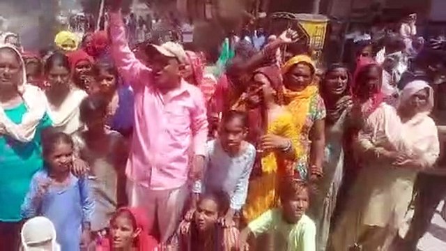 तीन दिन से लापता युवकों का सुराग नहीं लगने से खफा लोगों ने सड़क पर टायर जलाकर किया प्रदर्शन