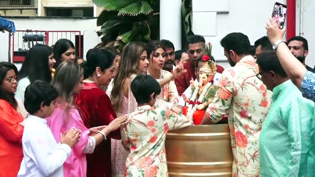 Shilpa Shetty and Shamita Shetty dance to 'Saami Saami' song on Ganpati Visarjan