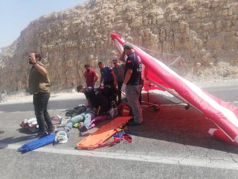 Batman'da yamaç paraşütü yapan iki kişi yola düştü! Durumları kritik