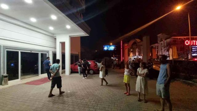 Antalya haberleri... Antalya'da 4 yıldızlı otelde, müşterilerin borçtan dolayı kesilen elektrik tepkisi