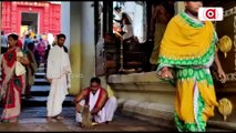 Sevayat feeds Banana to starving monkey in Puri Srimandir