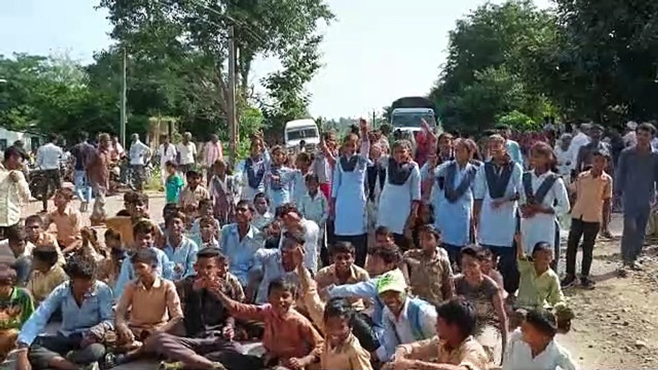 स्कूलों में शिक्षकों की कमी से रोष, तीन विद्यालयों में किया प्रदर्शन