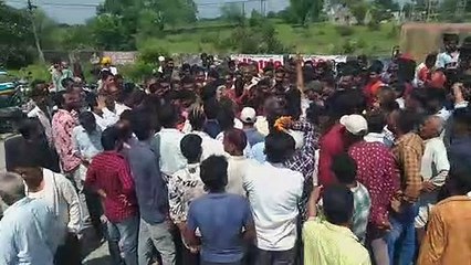 बिजली कटौती को लेकर फूटा गुस्सा, प्रतापगढ़-रतलाम रोड पर लगाया जाम
