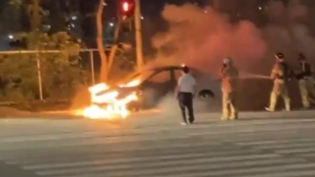 부천에서 달리던 승용차 화재...차량 전소 / YTN