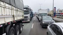 Acidente entre caminhões interdita trecho BR-101 em Itapema