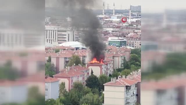 Sultangazi'de binanın çatı katında yangın