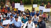 मूक-बधिर छात्रों का शिक्षा संकुल पर धरना