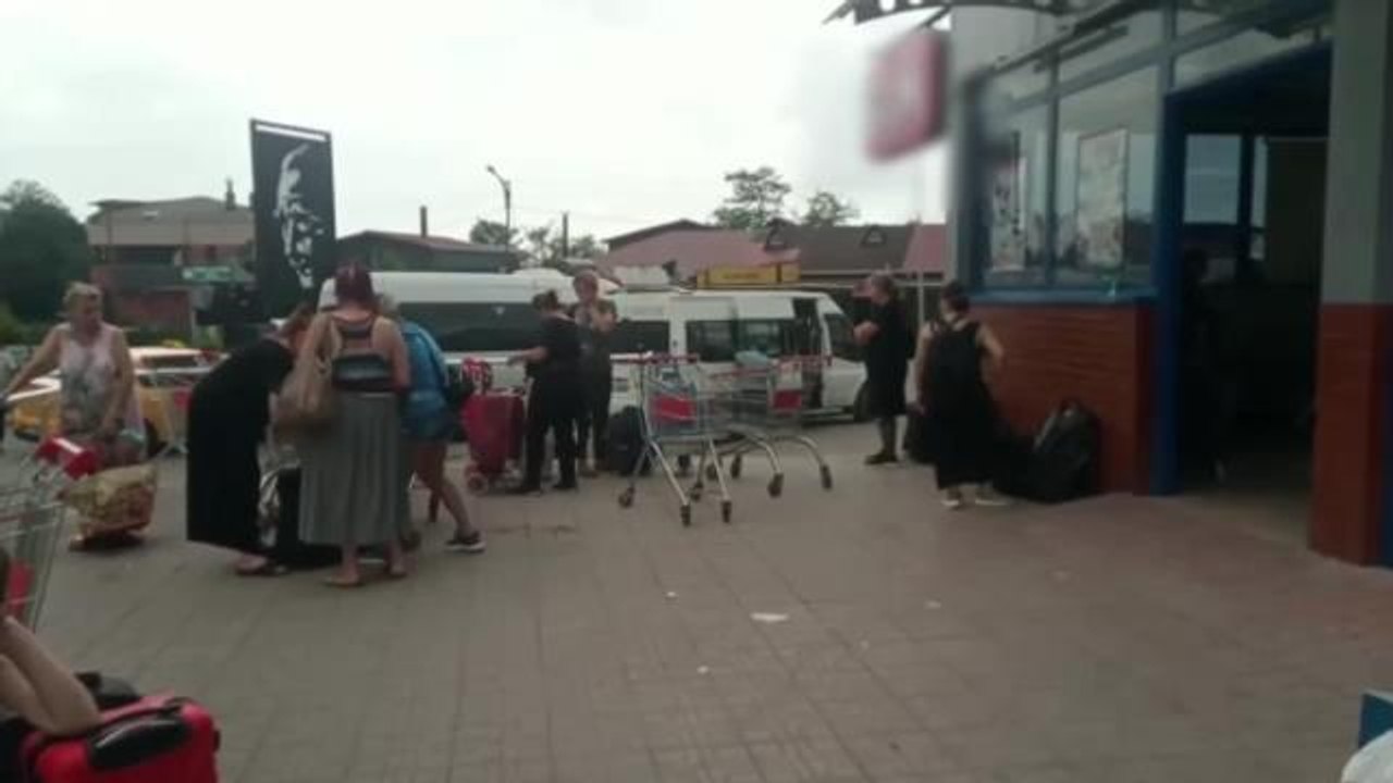 İzmir haber | Gürcistan Vatandaşlarından Artvin Kemalpaşa'ya Alışveriş İlgisi