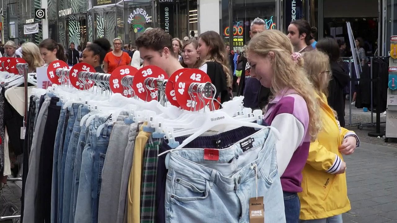 "Bradeux" et Chineurs envahissent les rues de Lille pour la grande Braderie