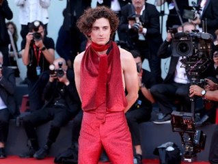 Filmfest in Venedig: Timothée Chalamet verzückt im rückenfreien Look