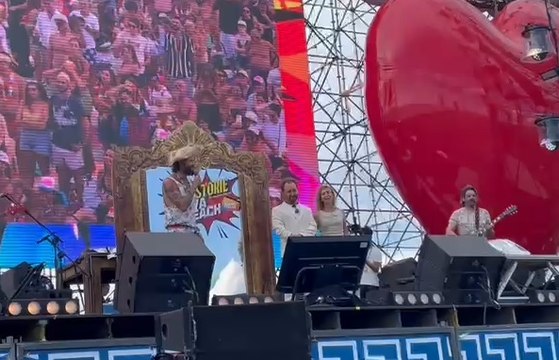 Jova Beach Party 2022, Lorenzo celebra un matrimonio sul palco