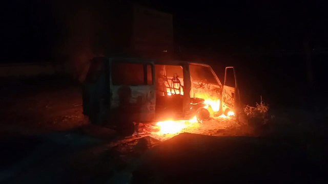 Fire: गैस भराते ही धधकी वैन, आग में जलकर खाक