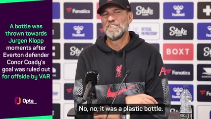 Télécharger la video: Klopp reacts to bottle thrown at him during Merseyside derby