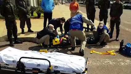 Motoboy de 20 anos fica ferido em colisão no Centro