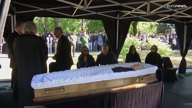 Il mesto addio a Gorby con funerali solenni ma non di stato