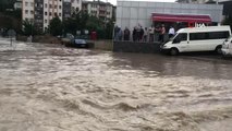 Kastamonu haberleri... Kastamonu'da yarım saat boyunca etkili olan yağmur hayatı felç etti
