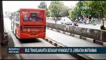 Akibat Tidak Memperhatikan Rambu Batas Ketinggian, Bus Transjakarta Nyangkut di Jembatan Matraman