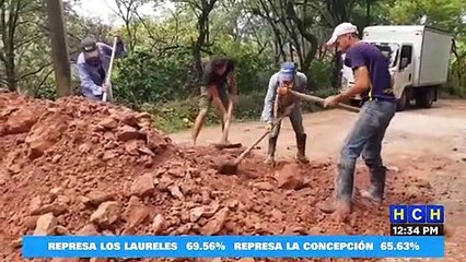 Download Video: #HCHLempira | Pobladores “le echan la vaca” para reparar intransitable carretera en Gracias