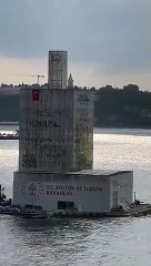 Restore edilmek üzere kapatılan Kız Kulesinin tartışma yaratan görüntüsü