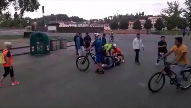 Firenze, rissa in strada: calci e pugni alle Cascine