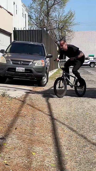 La porte de garage prend le vélo professionnel des coureurs de bmx - Buzz Buddy