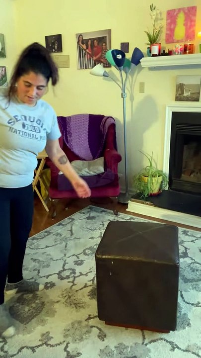 Maman essayant à la maison de sauter à la maison fait une chute - Buzz Buddy