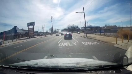 Tentative de tourner à travers le trafic se termine par un crash - Buzz Buddy