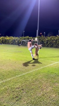Un chiot golden retriever joue au football avec son frère humain - Buzz Buddy