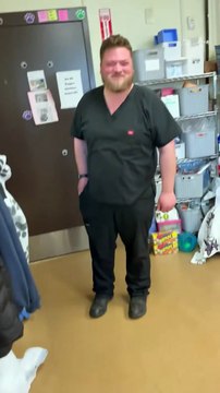 Travolta a l'air incroyable avec des sourcils dessinés et une moustache - Buzz Buddy