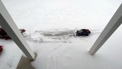 Voiture Rc déneige dans l'allée - Buzz Buddy