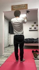 L'homme manque des anneaux pendant la routine d'exercice - Buzz Buddy