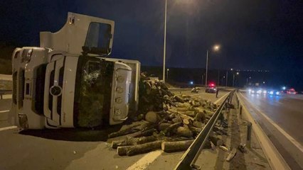 Odun yüklü tır devrildi