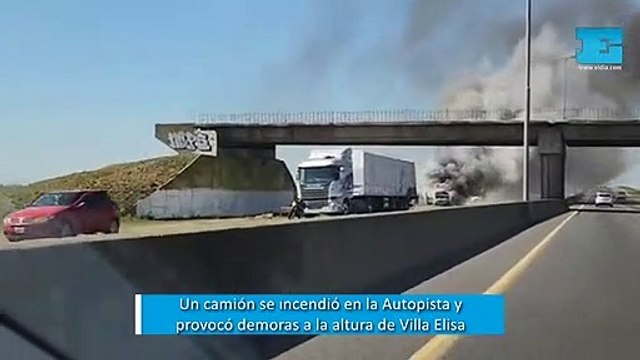 Un camión se incendió en la Autopista y provocó demoras a la altura de Villa Elisa