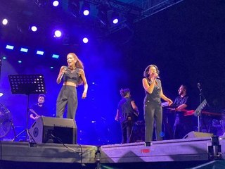 ŞARKICI GÜLŞEN'İN SAHNEYE ÇIKAMADIĞI İEF'TE ORKESTRA VE VOKAL GRUBU YER ALDI