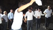 Diyarbakır gündem haberi: DİYARBAKIR - Bakan Soylu, Lice'de Bırkleyn Mağaraları gezisinde gençlerle halay çekti, türkülere eşlik etti