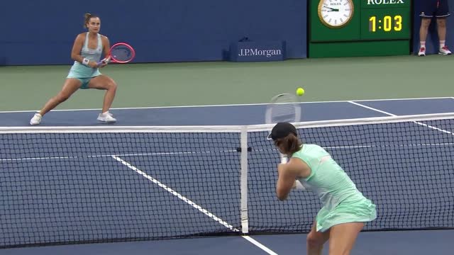 Swiatek into US Open last 16 without dropping a set