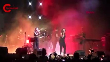 Şarkıcı Gülşen'in sahneye çıkamadığı İEF'te orkestra ve vokal grubu yer aldı