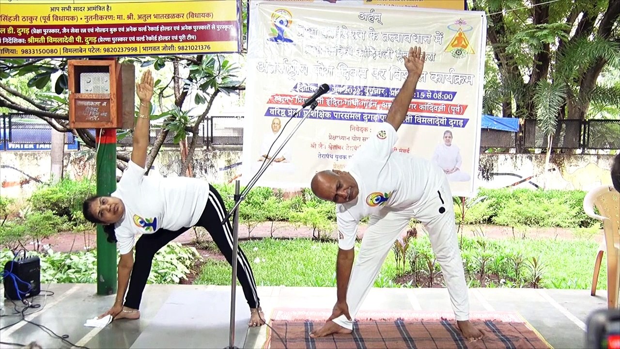 गर्दन, पीठ, कमर और पैर के स्नायु मजबूत बनाने का सबसे अच्छा आसन त्रिकोणासन  Neck, Back, Waist & Legs