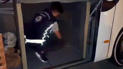 Kaçak göçmenler otobüsün gizli bölmesinde yakalandı