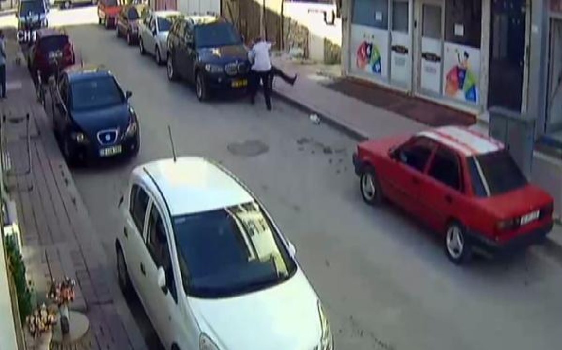 SİLAHLA VURDUĞU HUSUMETLİSİNİN BAŞINDA SİGARA İÇMİŞ