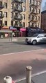 مطاردة عنيفة بين سيارتين تنتهي بسطو مسلح في وضح النهار في فيديو صادم