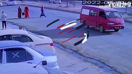 Yayanın mucizevi kurtuluşu şoke etti! 3 aracın ortasında hayatta kaldı