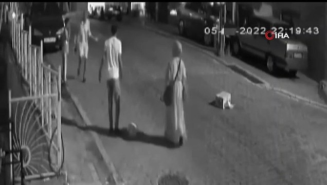 Bir anneye çocuğunun yanında kapkaç şoku kamerada